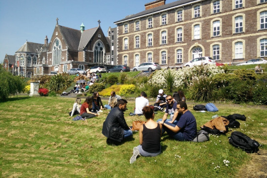 Estudia en Griffith Institutite of Language y trabaja en Irlanda