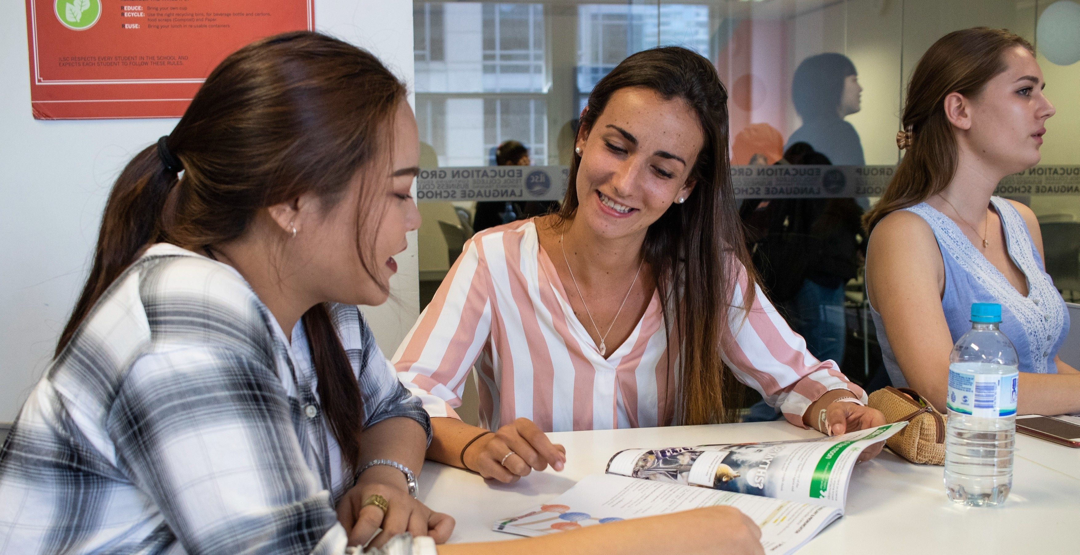 Estudia en greystone college y trabaja en Sydney