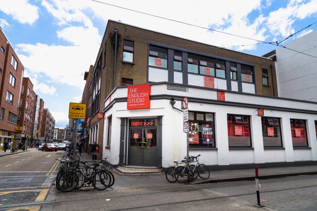 Estudia en The English Studio Dublin y trabaja