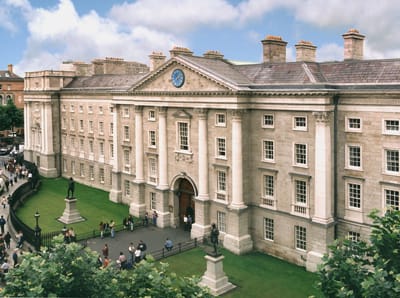 Estuida y trabaja en Dublin Business School