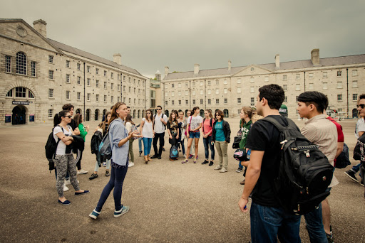Estudia en ISI y trabaja en Dublin